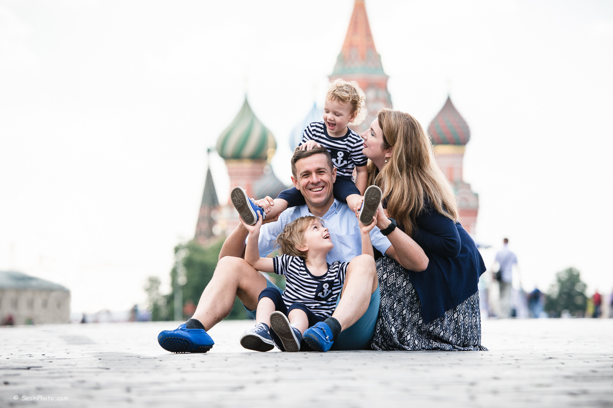 Санкт петербург дети россии. Семья на красной площади. Семья с ребенком на красной площади. Семейная фотосессия в Москве. Семейная фотосессия в городе.