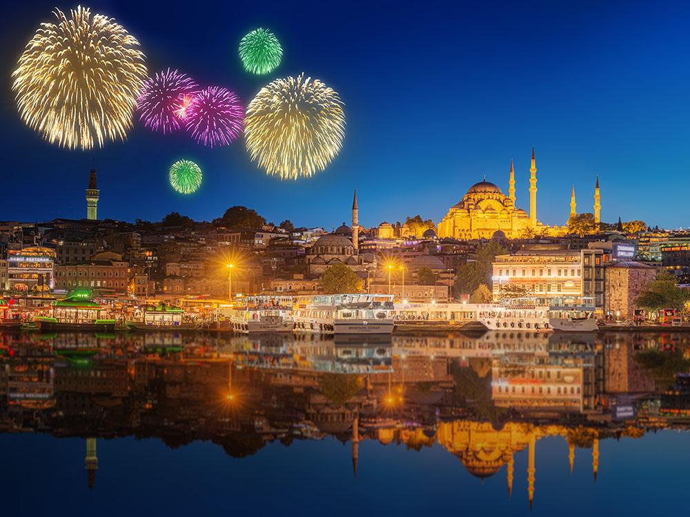 Праздники в стамбуле. Салют в Стамбуле. Турция Александрийская огни. Новогодний Стамбул. Новогодняя Турция.