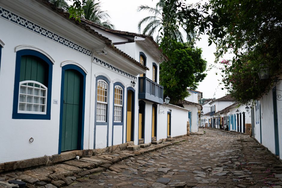 Historic colonial street in Paraty, Brazil, with colorful buildings and cobblestones, perfect for a day trip.