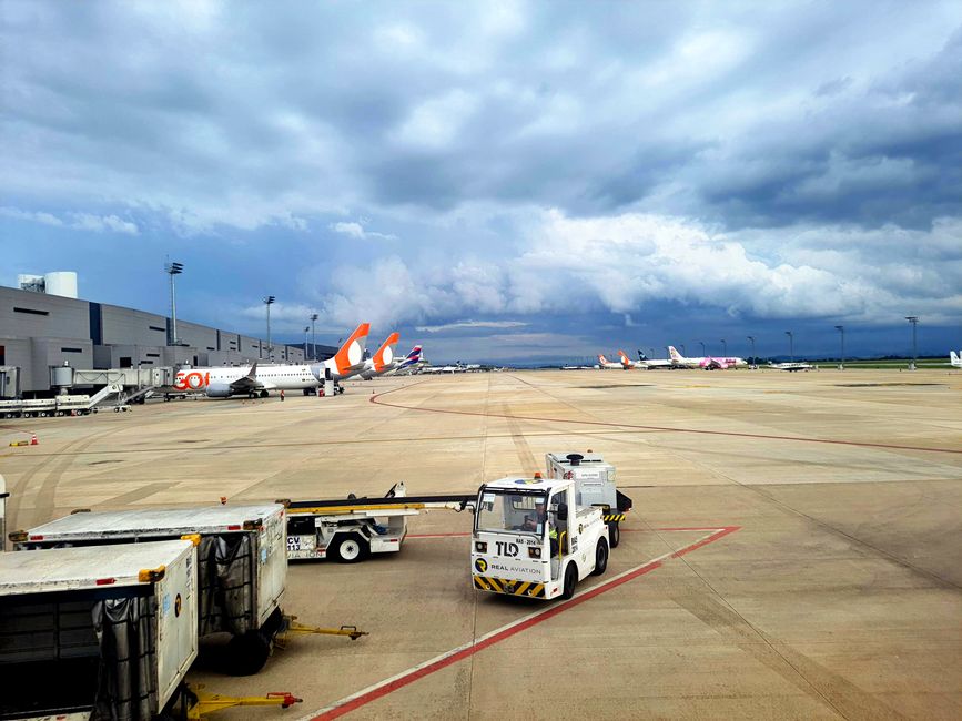 Passengers waiting at a modern airport terminal in Brazil, illustrating flight delays
