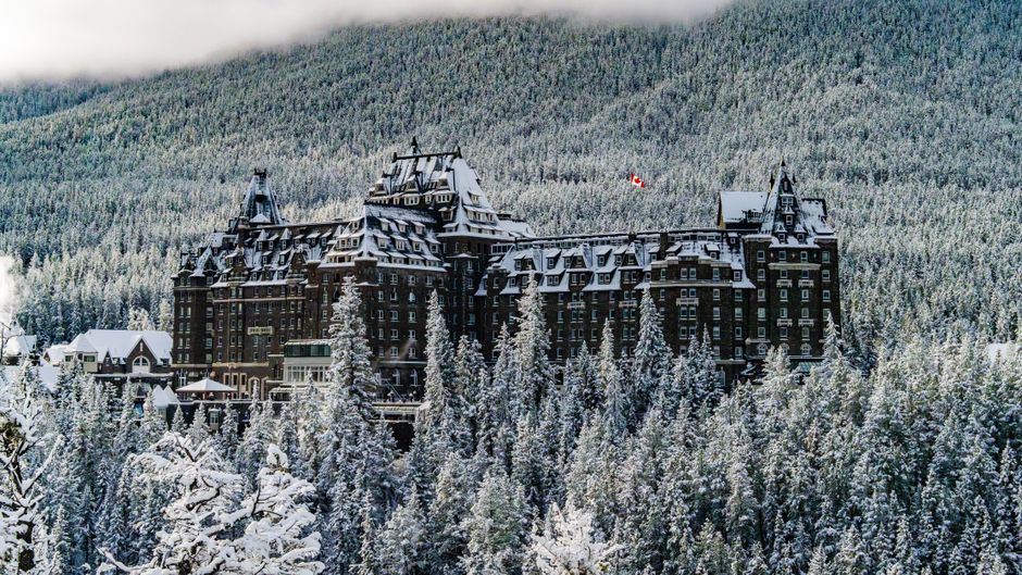 Beautiful hotel with a view of Canadian mountains