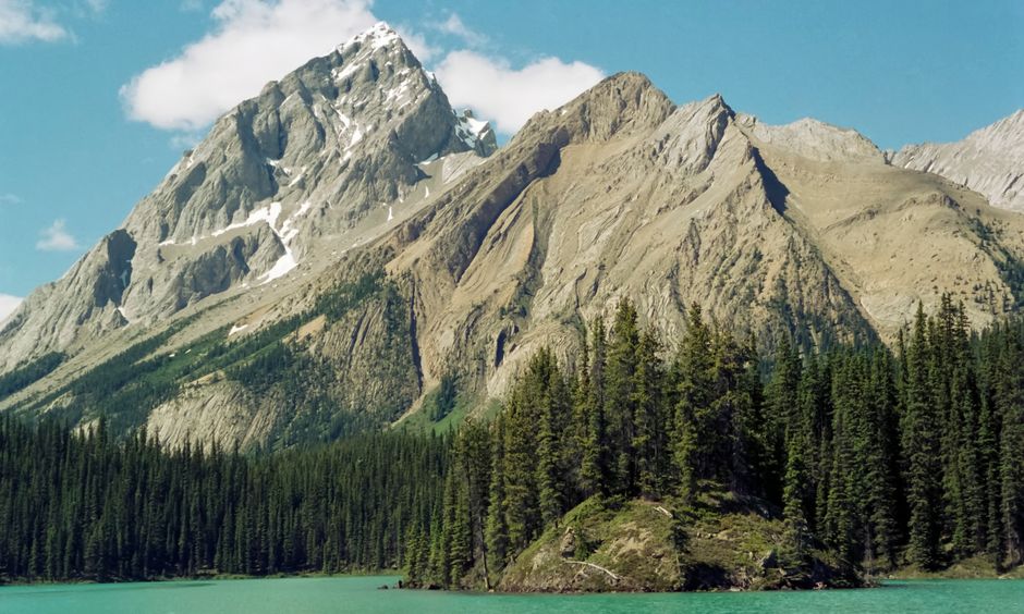 Stunning Canadian landscape with mountains and a lake, perfect for a day trip