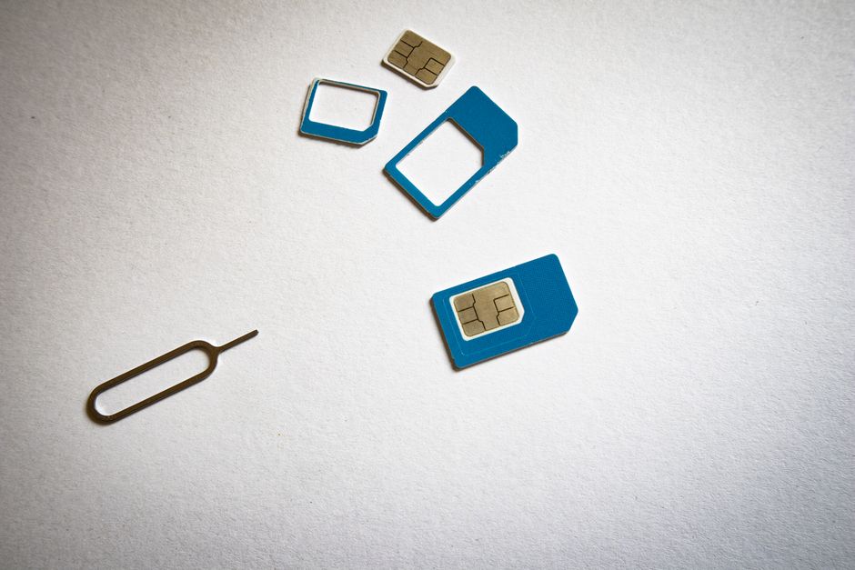 Traveler holding a mobile phone with an Indian SIM card, connecting to the internet in India