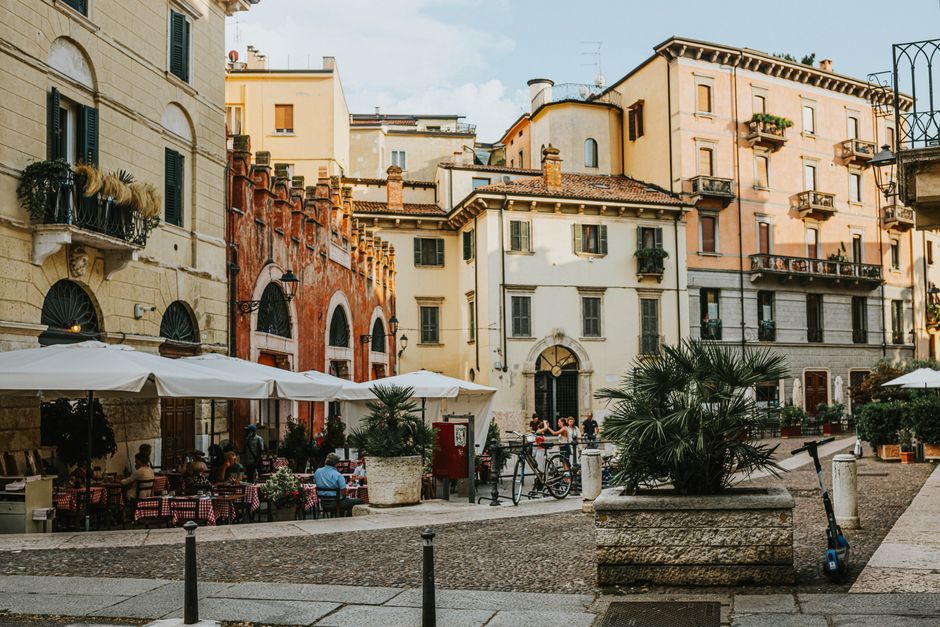 A budget traveler enjoying a vibrant street scene in Italy, reflecting affordable travel.