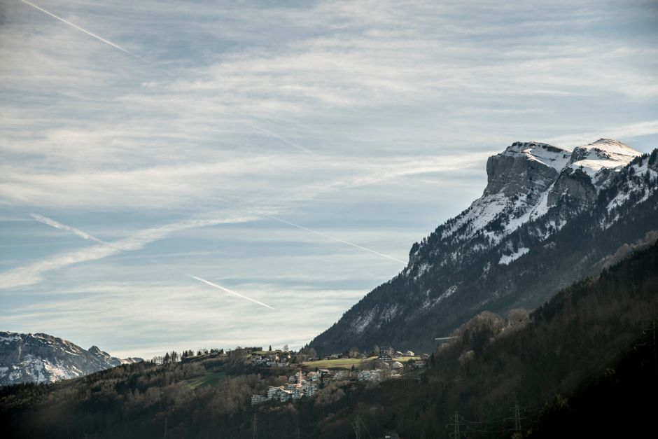Sunny Swiss Alps landscape with clear skies, ideal weather for hiking in Switzerland