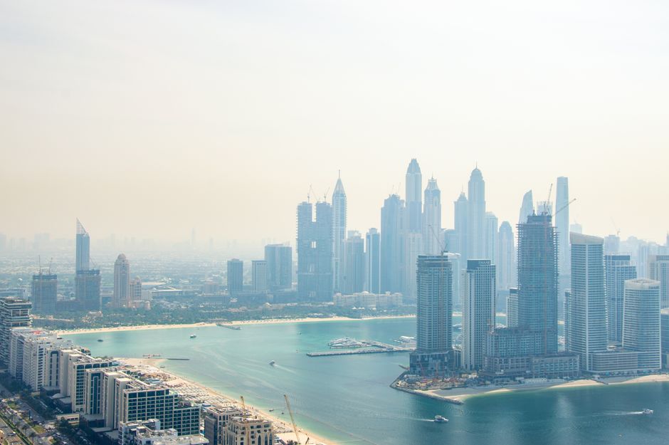 Sunny Dubai skyline with clear blue skies, showcasing the pleasant weather in UAE