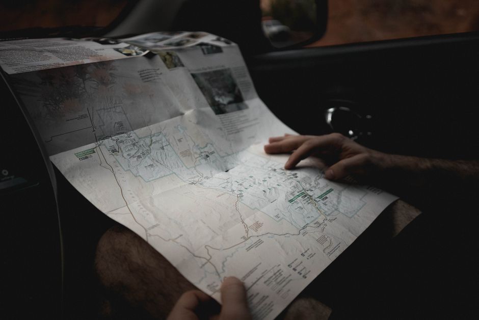 Traveler using smartphone with USA map, symbolizing connectivity in the United States