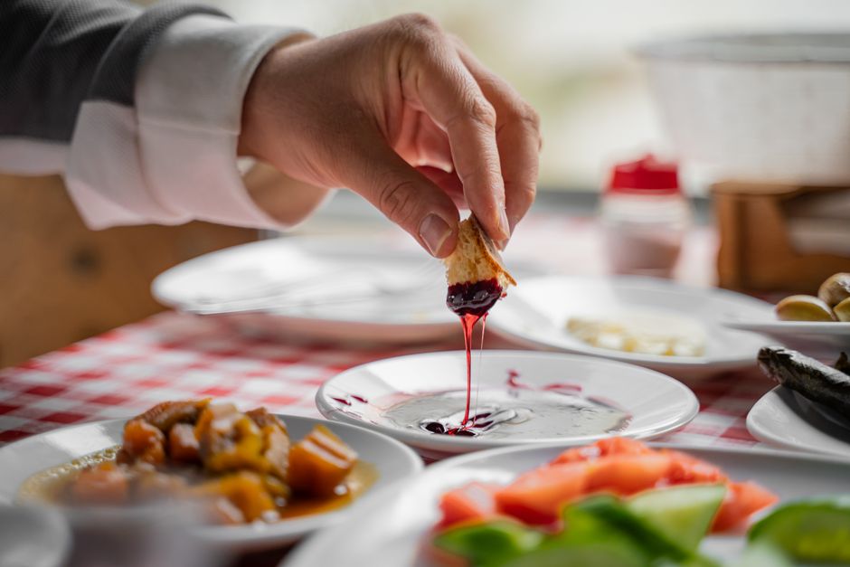 A vibrant spread of traditional Qatari dishes like Machbūs and Harees on a table in Doha