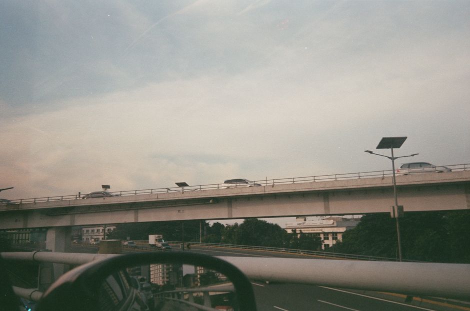 Modern cars driving on a multi-lane expressway in Singapore with the iconic city skyline in the background