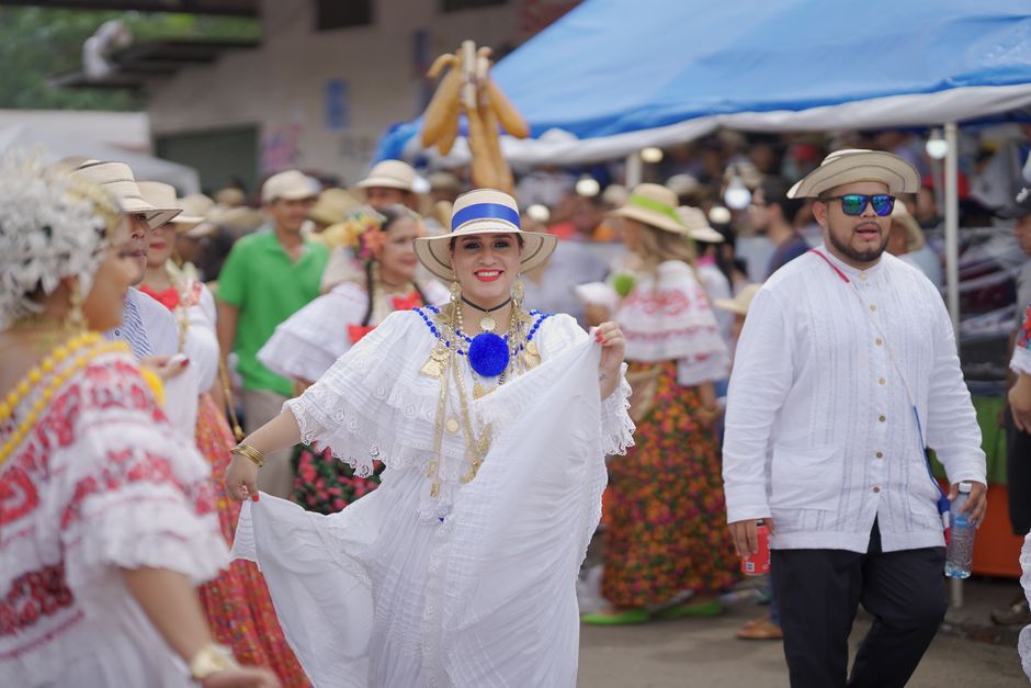 A bustling artisan market in Panama City with colorful crafts and local shoppers